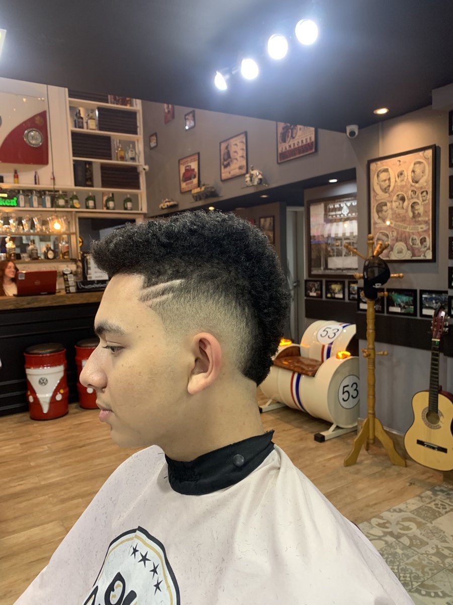 Corte com desenho na navalha na Old Classic Barbearia